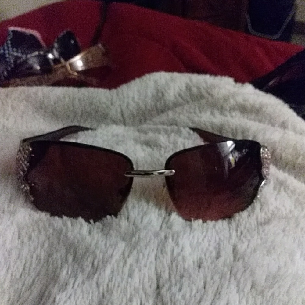 Sun glasses - Picture 2 of 3